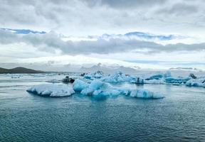 islanda, laguna di jokulsarlon, iceberg turchesi che galleggiano nella laguna glaciale in Islanda. foto