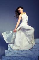 bella giovane donna in abito estivo bianco foto