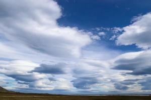 spettacolari nuvole di ufo nel cielo sopra l'Islanda - altocumulus lenticularis. foto