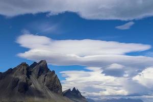 spettacolari nuvole di ufo nel cielo sopra l'Islanda - altocumulus lenticularis. foto