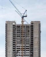 alto edificio moderno in costruzione. foto