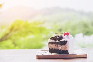 torta al cioccolato con sfondo di natura di montagna morbida e focalizzata foto