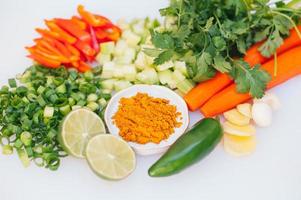 assortimento di verdure fresche su sfondo bianco. verde, lime tagliate, pepe, carote, cetrioli e lime. concetto di alimentazione sana. prodotti vegetariani foto