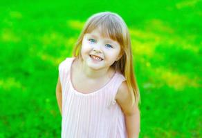 Ritratto di bambina sorridente bambina divertirsi in estate foto