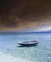barca sulla laguna blu di gili air, indonesia