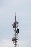 moderna torre delle telecomunicazioni. foto