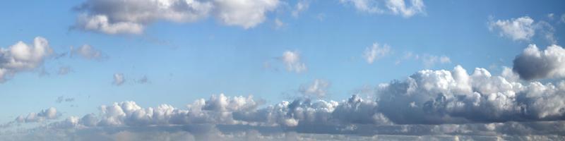 cielo panoramico con nuvole in una giornata di sole. foto