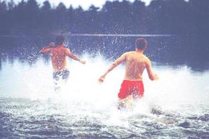 gruppo di amici che si divertono sulla spiaggia. foto