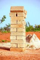 blocchi di cemento per costruzione, imballati in due file. blocchi da costruzione in un cantiere in muratura. foto