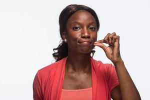 donna afro-americana con cerniera la bocca, orizzontale
