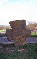 croce di pietra sulla tomba foto