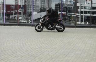 minsk, bielorussia, giugno 2022- corriere motociclistico foto