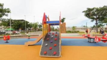 parco giochi sfocato per bambini in un parco pubblico foto