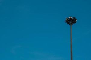 faretto torre con sfondo azzurro del cielo foto