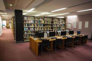 banchi di computer in biblioteca