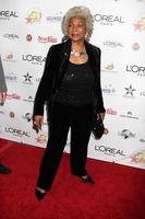 los angeles, 3 novembre - nichelle nichols arriva all'hollywood walk of fame celebrazione del 50° anniversario a hollywood e highland il 3 novembre 2010 a los angeles, ca foto