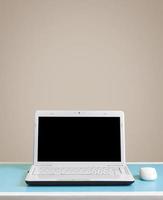 laptop bianco sul tavolo - posto per il testo. foto