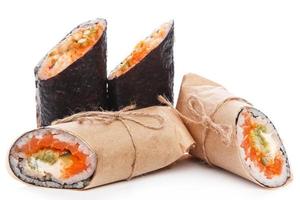 sushi burrito - nuovo concetto di cibo alla moda foto