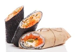 sushi burrito - nuovo concetto di cibo alla moda foto