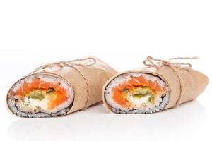 sushi burrito - nuovo concetto di cibo alla moda foto