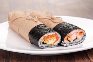 sushi burrito - nuovo concetto di cibo alla moda foto