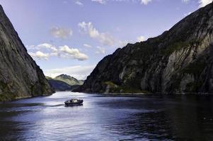 barca nel fiordo di trollsfjord, norvegia foto