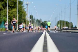 corridori sulla strada della città. foto