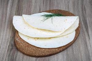 tortillas sul piatto di legno e sullo sfondo di legno foto