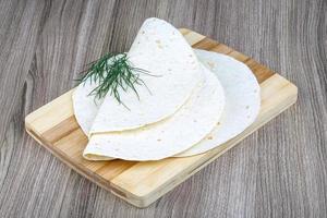 tortillas sul piatto di legno e sullo sfondo di legno foto