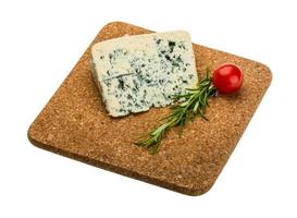 formaggio blu a bordo isolato su sfondo bianco foto