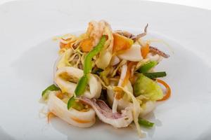insalata asiatica di frutti di mare foto