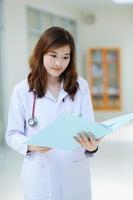 giovane medico asiatico