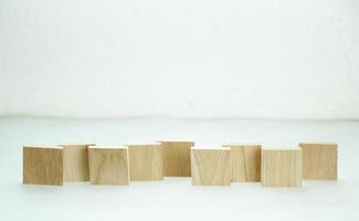 cubi di legno su sfondo bianco foto