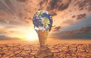 il concetto di riscaldamento globale e cambiamento ambientale. mondo che si scioglie sul cono gelato foto