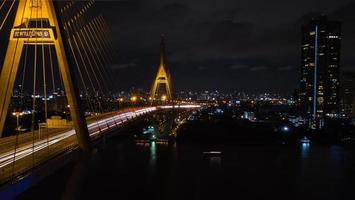 ponte rama 9 in thailandia. il punto di riferimento. il simbolo è il simbolo del re di Thailandia. vista a volo d'uccello foto
