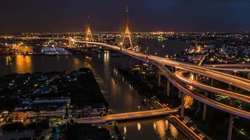 ponte rama 9 in thailandia. il punto di riferimento. il simbolo è il simbolo del re di Thailandia. vista a volo d'uccello foto