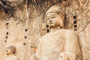 vecchio buddha in cina, longmen shan, montagna luoyang, montagne longmen foto