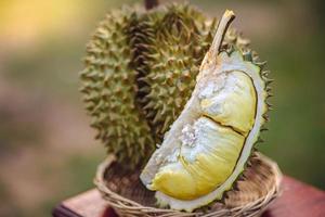 buccia di durian matura e fresca, di colore giallo su tavola di legno. foto