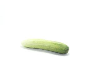 i cetrioli verdi sono dolci e croccanti, piantati organicamente per la salute e il corpo su uno sfondo bianco separato. foto