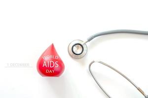 vista dall'alto di attrezzature per la disposizione sfondo medico concetto di giornata mondiale contro l'aids foto