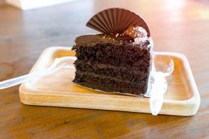 torta al cioccolato su vassoio di legno foto