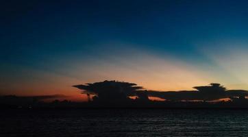 spiaggia al tramonto e cielo crepuscolare pattaya thailandia. foto