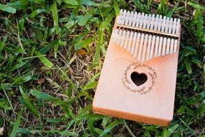 la mano che gioca kalimba o mbira è uno strumento musicale africano. realizzato con una tavola di legno con uno strumento metallico in giardino foto