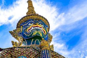 bangkok, tailandia - 20 giugno 2022 - un gigante dell'arte antica con una bellezza unica sotto un cielo luminoso. situato in wat phra kaew famosa attrazione turistica con sede a bangkok, in tailandia foto