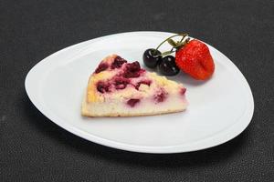 cheesecake con fragole servite alla ciliegia foto