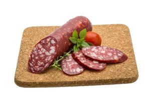 salsicce di salame sul piatto di legno foto