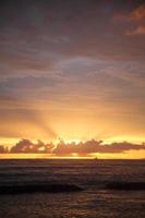 tramonto sulla spiaggia di waikiki