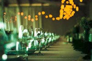 vista del tavolo di nozze con luci gialle sfocate. foto