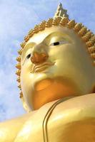 grande immagine di buddha su sfondo blu cielo foto
