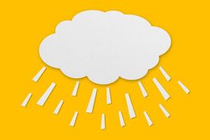 nuvola e carta pioggia carta bianca taglia e incolla fumetto di carta su sfondo giallo. foto